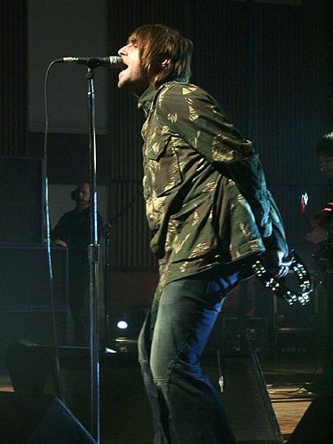 Oasis – Die Inseltwins bei ihrem Auftritt am 29.11.2002 im Messecentrum B. – ... und steht.