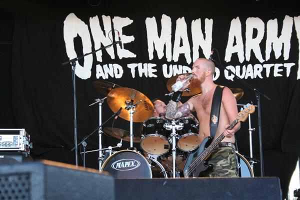 One Man Army & The Undead Quartet – Auf der Bühnen zeigt sich die One Man Army alles andere als untot. – 