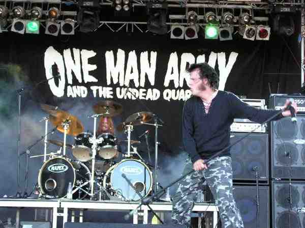 One Man Army & The Undead Quartet – Auf der Bühnen zeigt sich die One Man Army alles andere als untot. – 