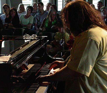 Patrick Manzecchi – Manzecchi mit der Piano-Legende Richie Beirach. – Die Klavierlegende zeigt ...