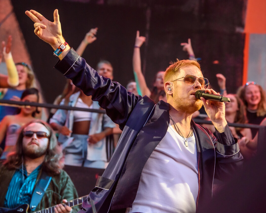 Ein Zuschauermagnet und mächtig viel los on stage: Peter Fox und Crew etablieren fast schon einen eignen Club auf dem Festival. – Peter Fox.