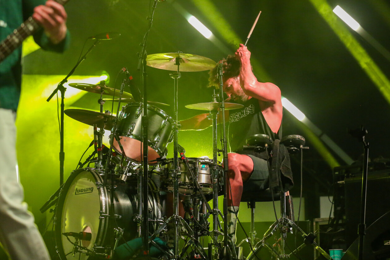 Queens Of The Stone Age Jon Theodore. (8/16) Josh Homme und Gang in Europa. laut.de Foto