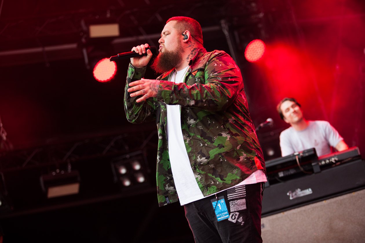 Der Brite konnte am Freitag noch vor dem vorübergehenden Festivalabbruch auf die Bühne. – Rag'n'Bone Man.