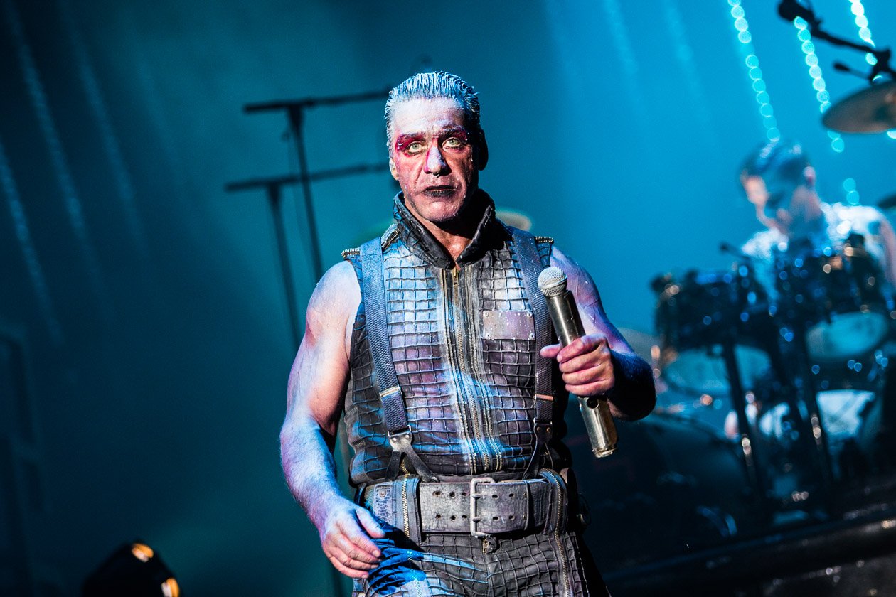 Rammstein – In Scheeßel spielten Till Lindemann und Co. noch ihren Headlinerslot, beim Southside kamen schwere Unwetter dazwischen. – Till.