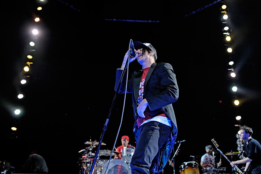 Red Hot Chili Peppers – Kiedis, Flea und Co. rocken die Crowd. – Kiedis.
