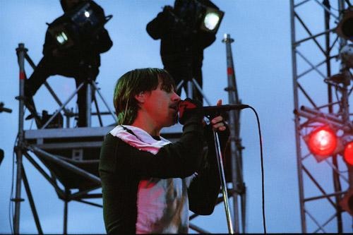 Die Red Hot Chili Peppers 2002 auf dem Dach von Saturn in Hamburg – Kiedis