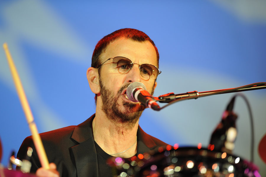 Ringo Starr & His All-Starr Band – Der Ex-Beatle kanns: Ringo Starr in der Philipshalle. – Beim dritten Song war er dann endlich hinterm Ludwig-Drumset.