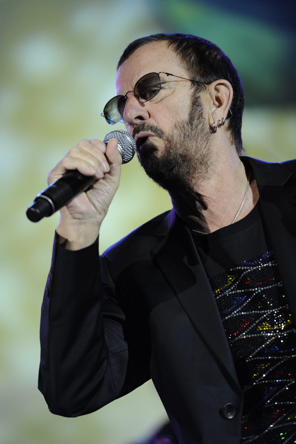 Ringo Starr & His All-Starr Band – Der Ex-Beatle kanns: Ringo Starr in der Philipshalle. – Locker flockig auf der Bühne.