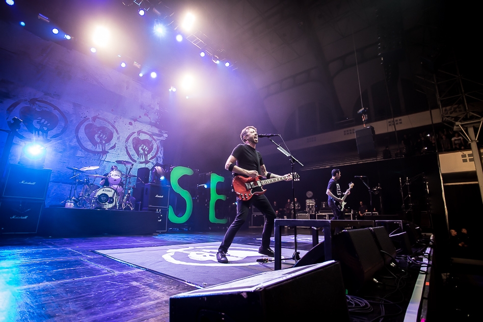 Die "Black Market"-Tour machte Halt am  Main. – Rise Against on stage.