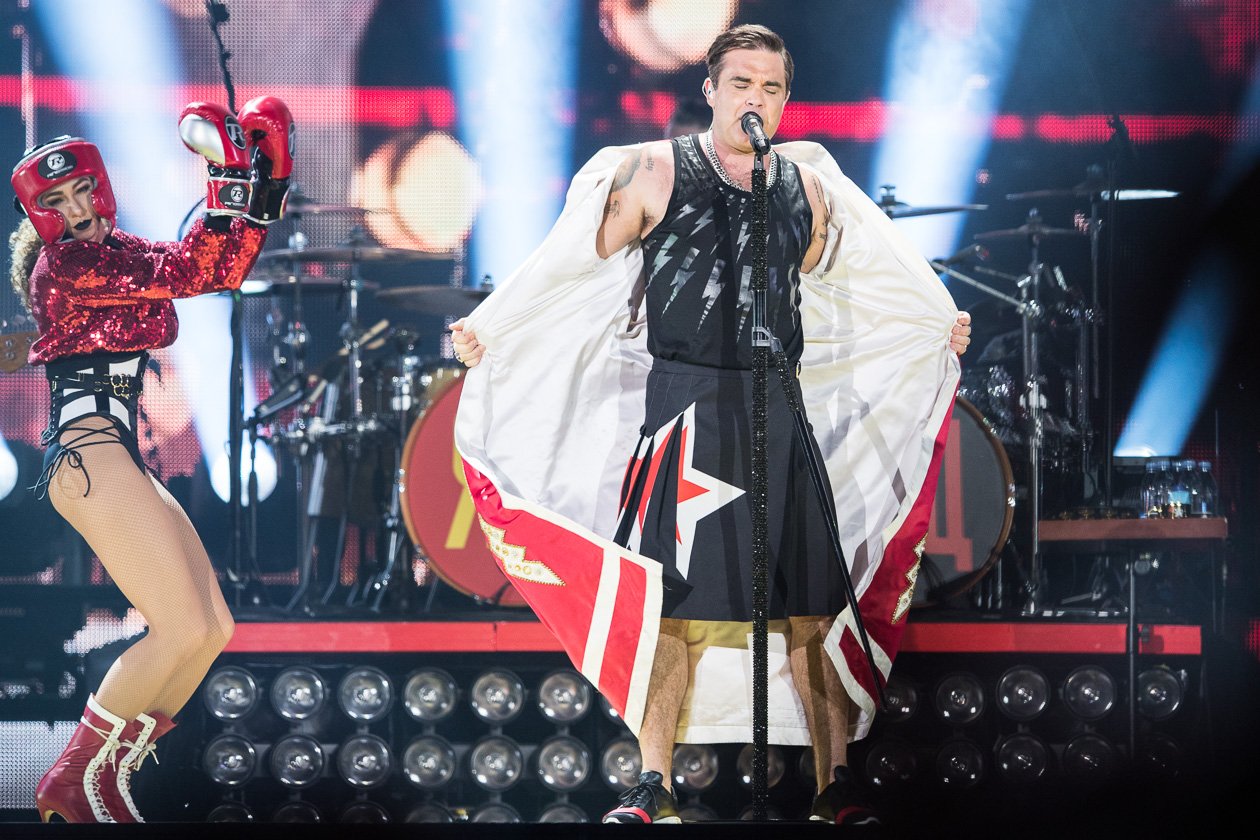 Robbie Williams – Weit über 40.000 wollten den britischen Popstar auf der Bühne erleben. – Robbie als Boxer.
