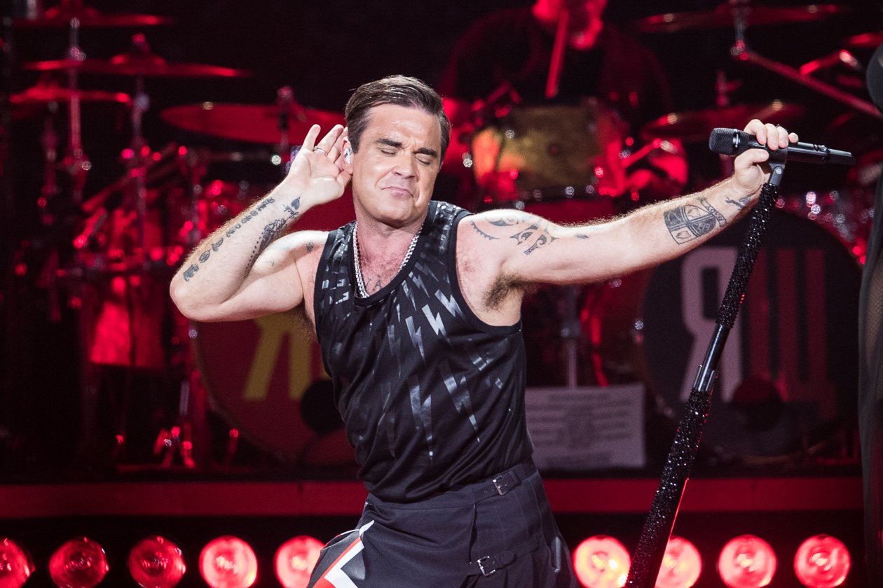 Robbie Williams – Weit über 40.000 wollten den britischen Popstar auf der Bühne erleben. – ... flutet das Volk die Arena.