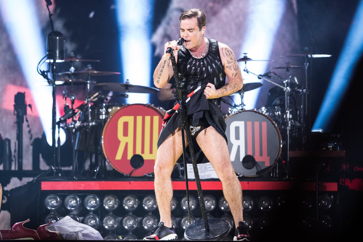 Robbie Williams – Weit über 40.000 wollten den britischen Popstar auf der Bühne erleben. – Höschen hoch.