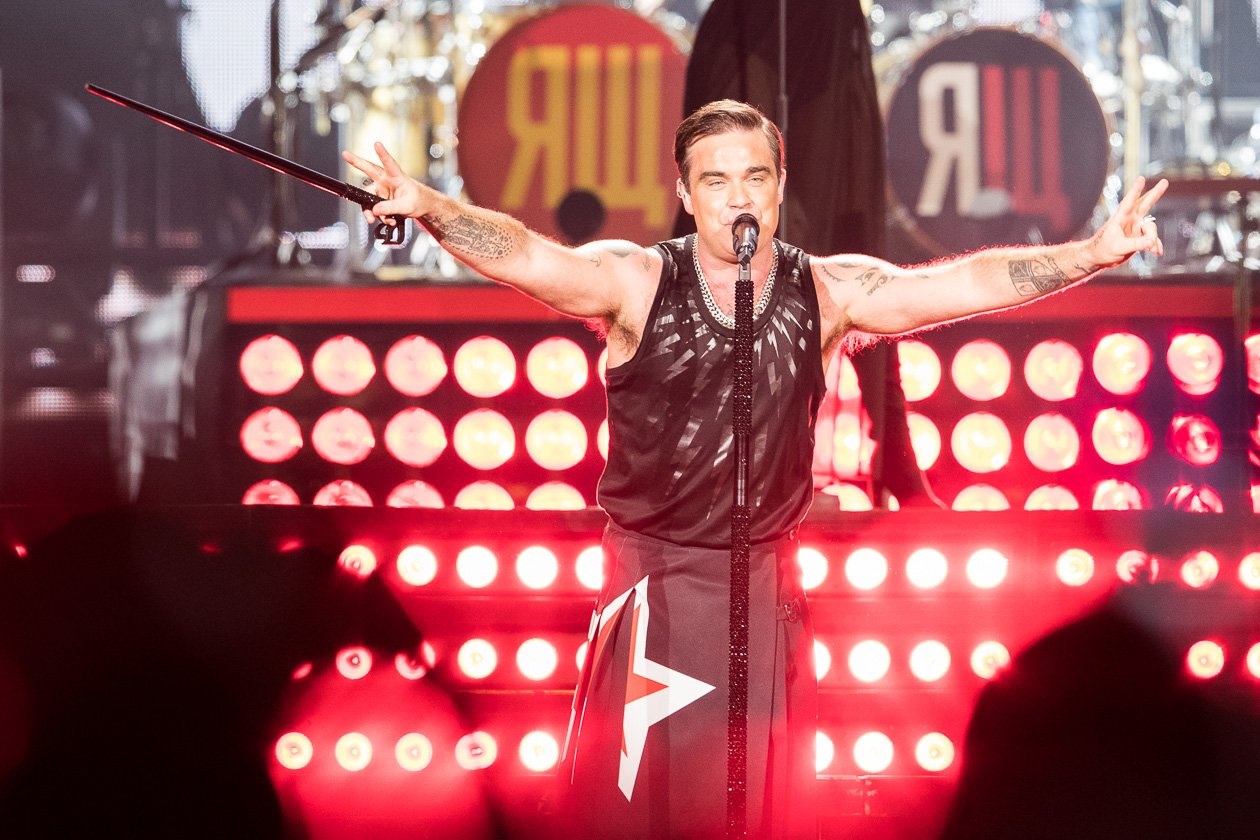 Robbie Williams – Weit über 40.000 wollten den britischen Popstar auf der Bühne erleben. – Robbie on stage.