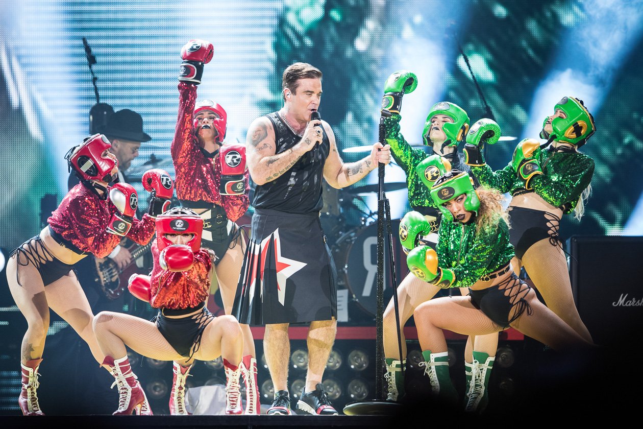 Robbie Williams – Weit über 40.000 wollten den britischen Popstar auf der Bühne erleben. – Zwei Teams ...