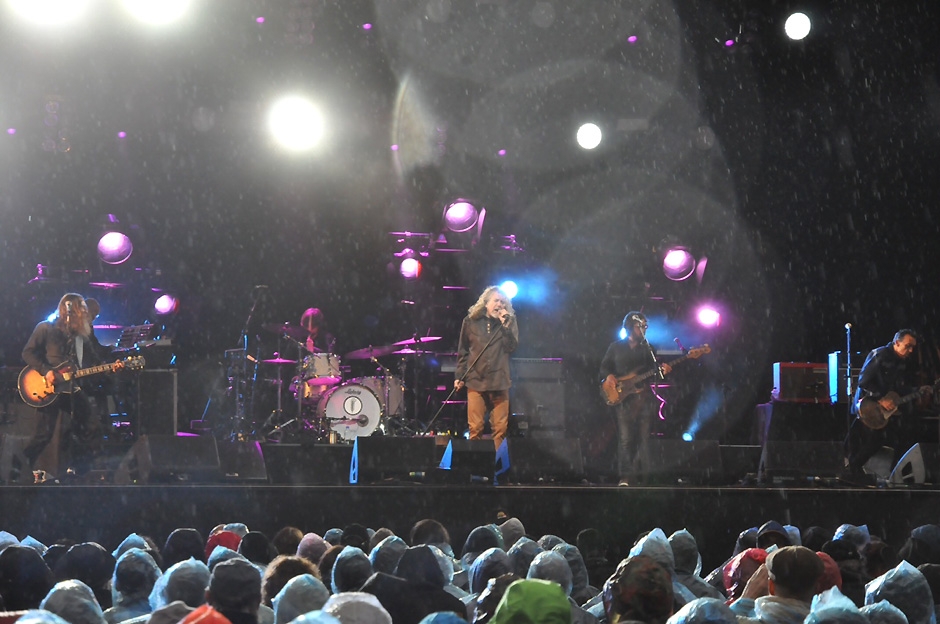 Robert Plant – Der Led Zeppelin-Sänger beim Live At Sunset-Festival. – ... mieses Wetter.