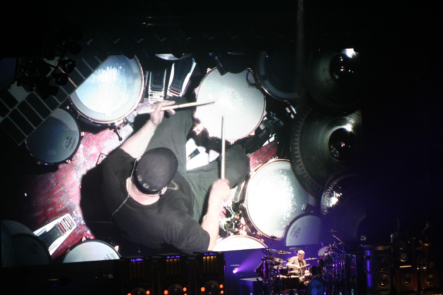 Rush – Das Trio beim einzigen Deutschland-Gig der Time Machine-Tour. – Ein Genie bei der Arbeit.