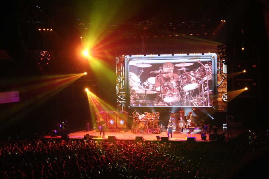 Rush – Das Trio beim einzigen Deutschland-Gig der Time Machine-Tour. – Die Halle war proppevoll.