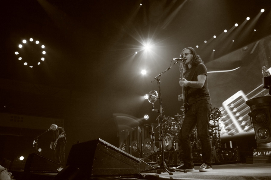 Rush – Das Trio beim einzigen Deutschland-Gig der Time Machine-Tour. – Das neue Album lässt noch auf sich warten.