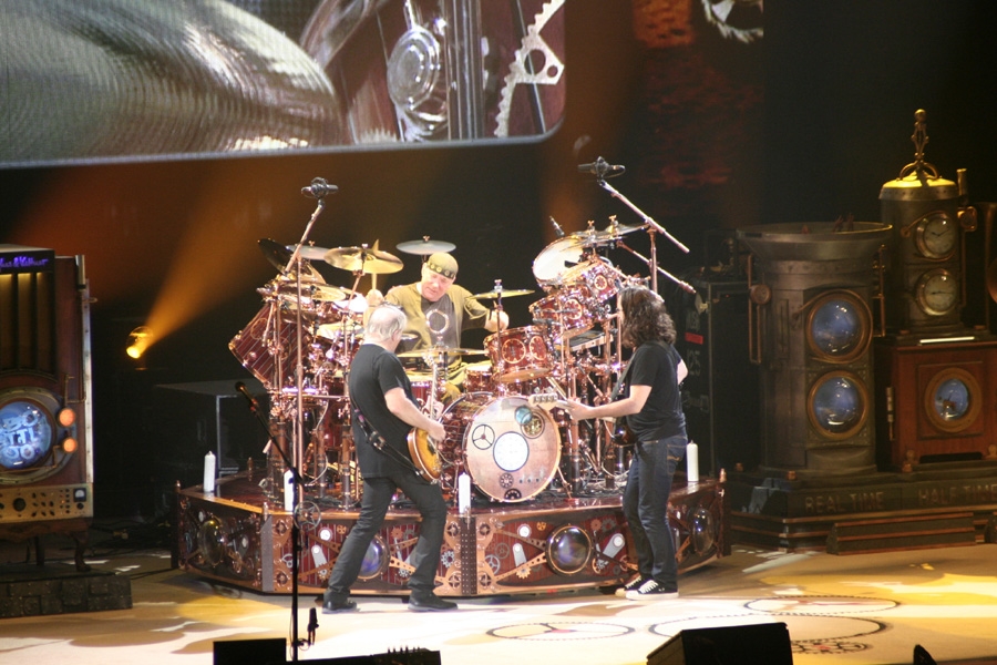Rush – Das Trio beim einzigen Deutschland-Gig der Time Machine-Tour. – Sie dürfen gerne wieder kommen.