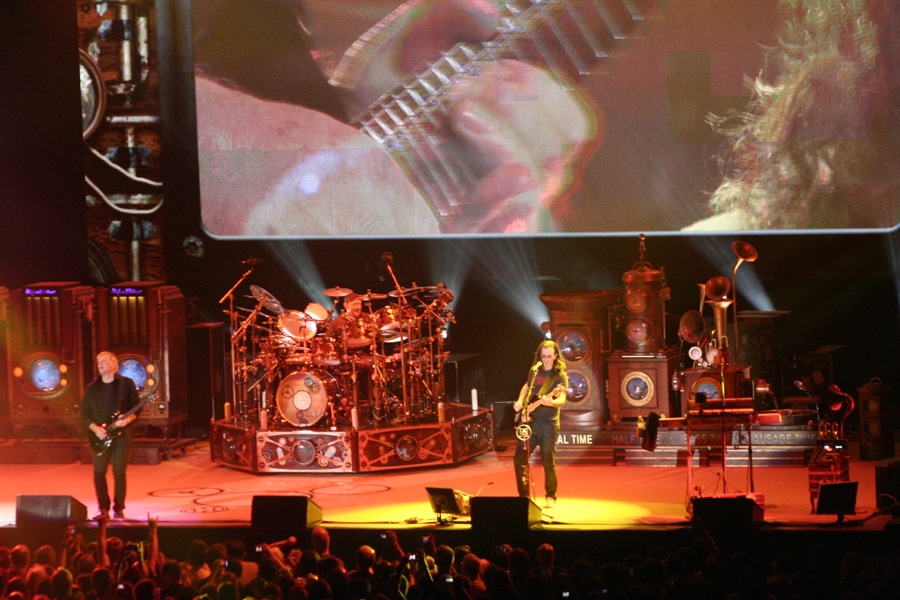 Rush – Das Trio beim einzigen Deutschland-Gig der Time Machine-Tour. – In der Totalen.