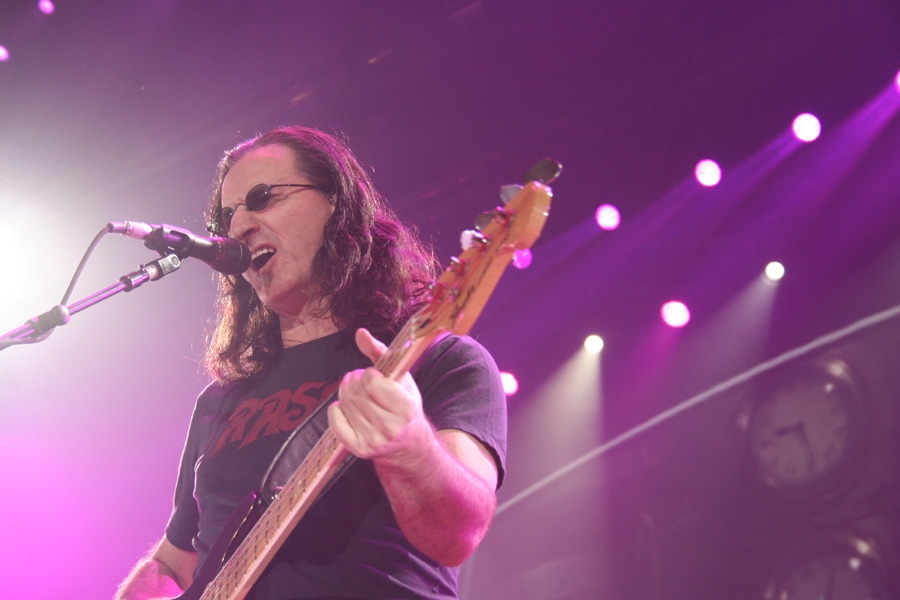 Rush – Das Trio beim einzigen Deutschland-Gig der Time Machine-Tour. – Zwei neue Songs gab es auch zu bestaunen.