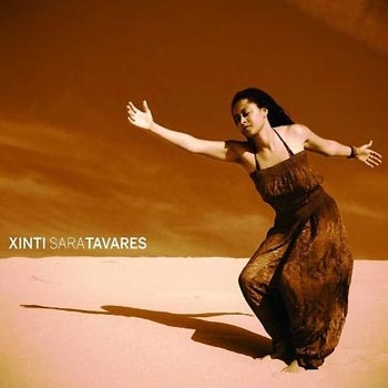 2009 rührt Sara Tavares kräftig in der Suppe des Lebens. – "Xinti".