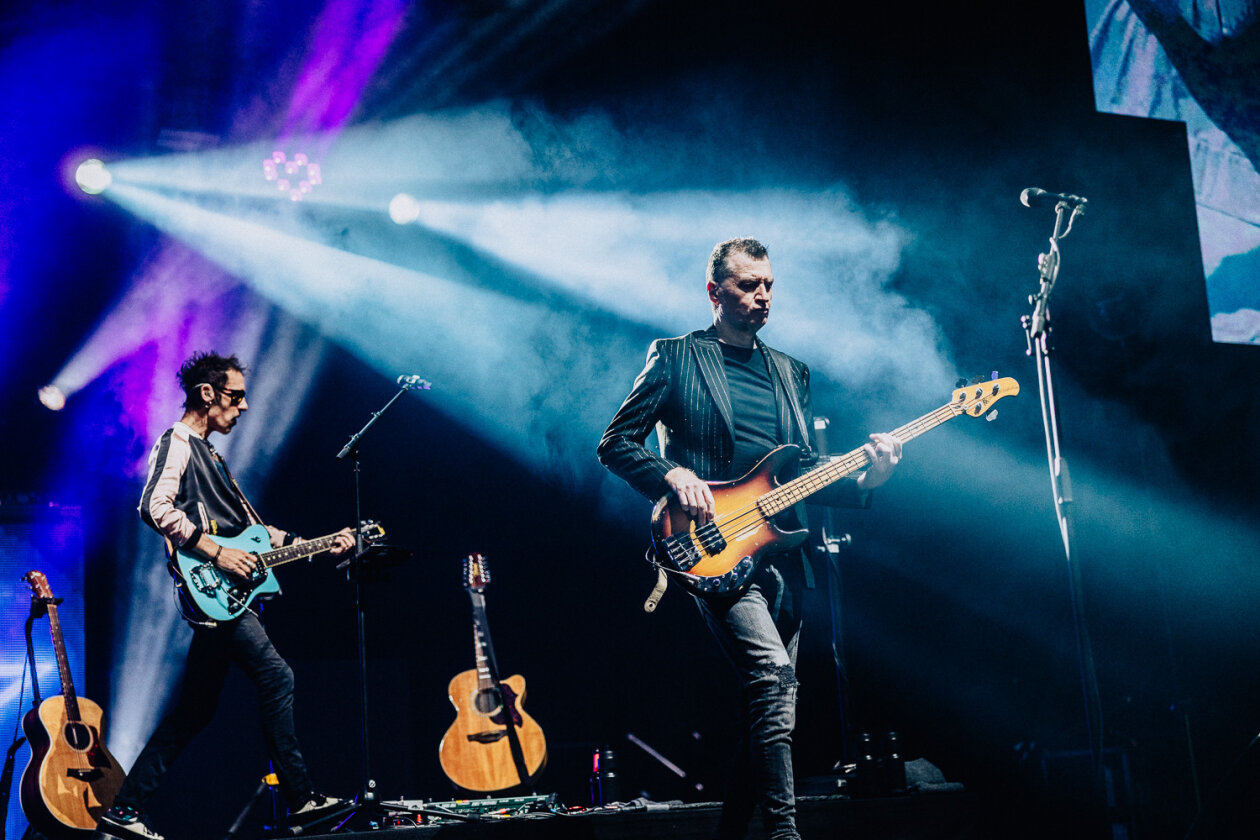 Auf Stippvisite in der Haupstadt: Jim Kerr, Charlie Burchill und Band auf Global Tour 2024. – Simple Minds.