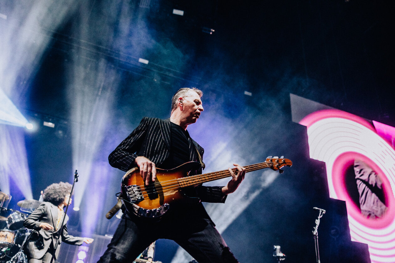Auf Stippvisite in der Haupstadt: Jim Kerr, Charlie Burchill und Band auf Global Tour 2024. – Simple Minds.