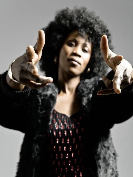 Sister Fa – Die senegalesisch-deutsche Rapperin debütiert 2009. – "In erster Linie ist der Rap da, ...