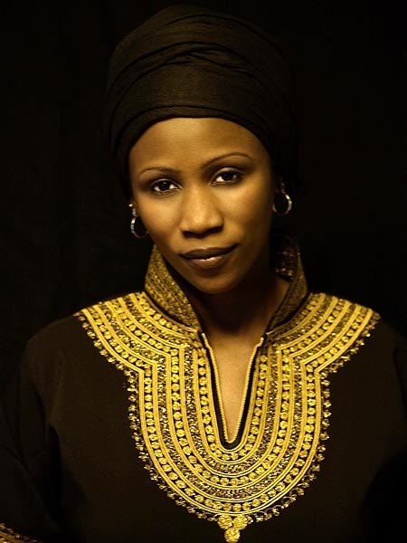 Sister Fa – Die senegalesisch-deutsche Rapperin debütiert 2009. – um Ungerechtigkeiten zu enthüllen"