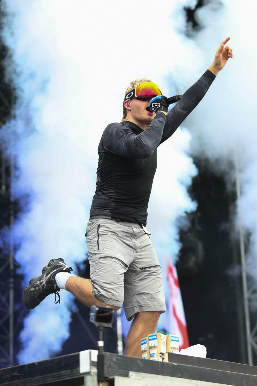 Ski Aggu Ski Aggu. (12/14) Die Jugend feiert den Deutschrapper auf der River Stage. laut