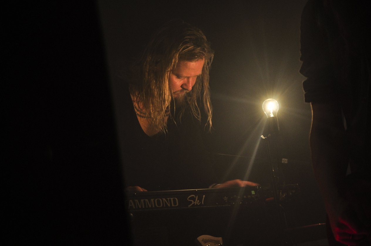 Als Live-Quintett bringen Sólstafir "Berdreyminn" nach Deutschland. – Live-Keyboarder Ragnar Ólafsson …