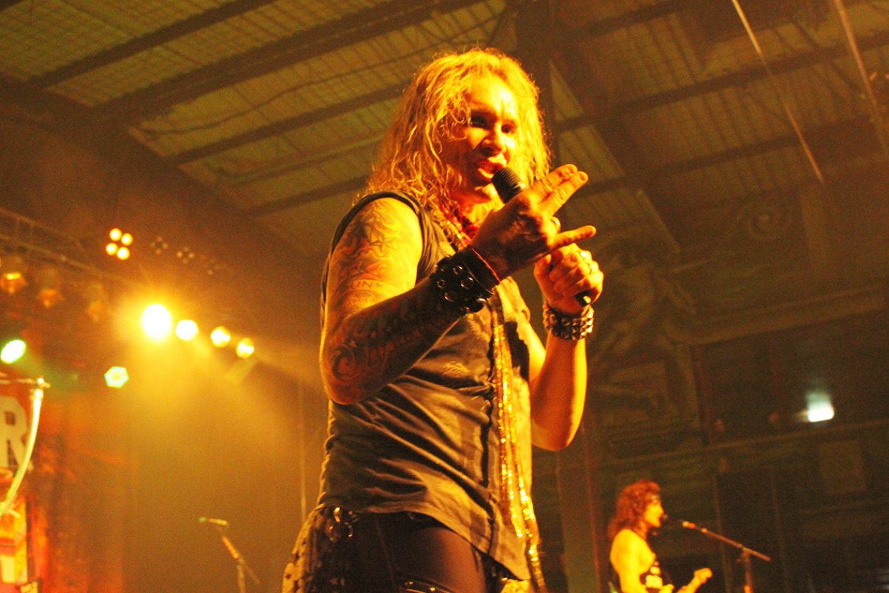 Steel Panther Drummer Stix schaut sich das Ganze von oben herab an