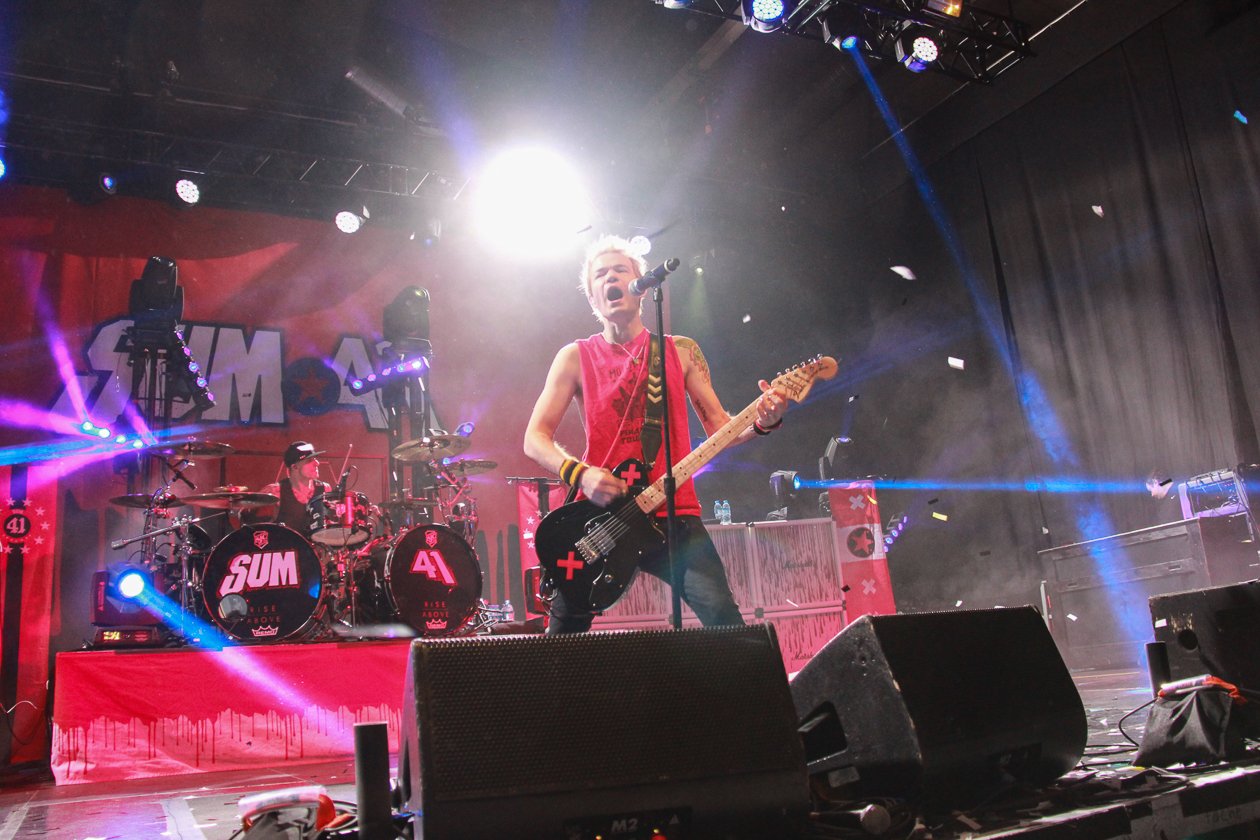 Sum 41 – Ein Haufen guter Laune auf der Punkpop-Party mit Deryck Whibley und Co. in der Hauptstadt. – Frank Zummo im Hintergrund.