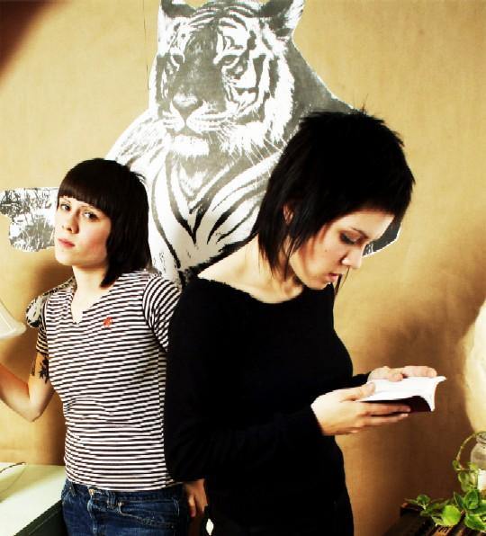 Tegan And Sara – Die reizenden Quin-Zwillinge beim Fotoshooting. – Die beiden haben sich nur...