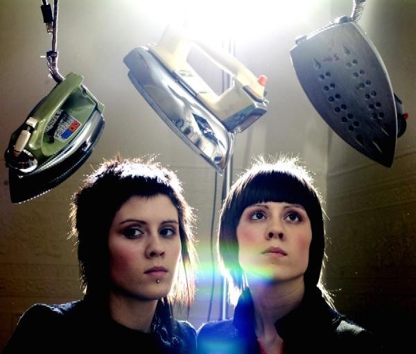 Tegan And Sara – Die reizenden Quin-Zwillinge beim Fotoshooting. – geht Sara gerne nachmittags...
