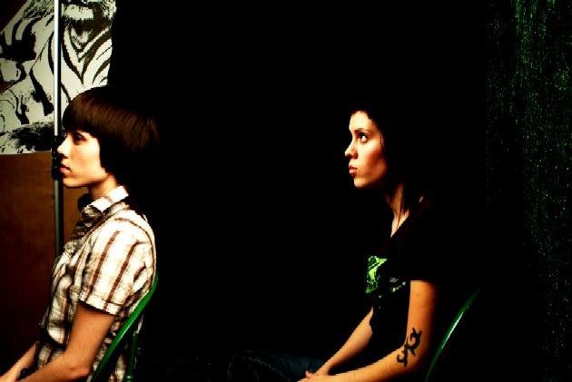 Tegan And Sara – Die reizenden Quin-Zwillinge beim Fotoshooting. – ins kino, weil es so schön leer ist.