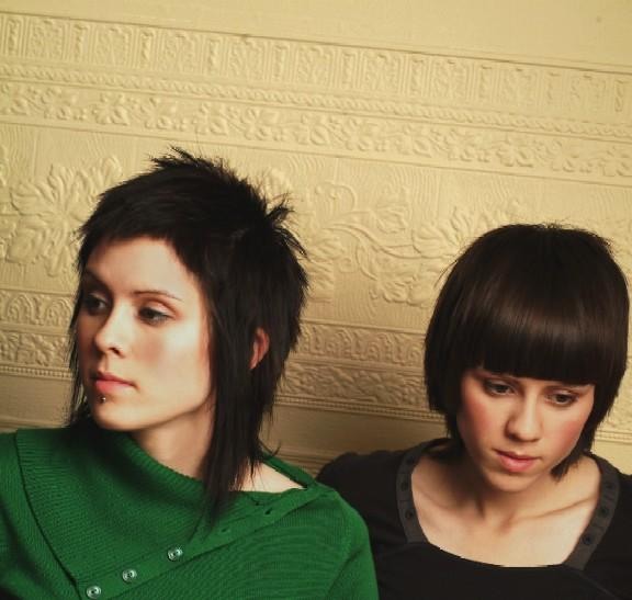 Tegan And Sara – Die reizenden Quin-Zwillinge beim Fotoshooting. – als Kleinkinder ein Zimmer geteilt.