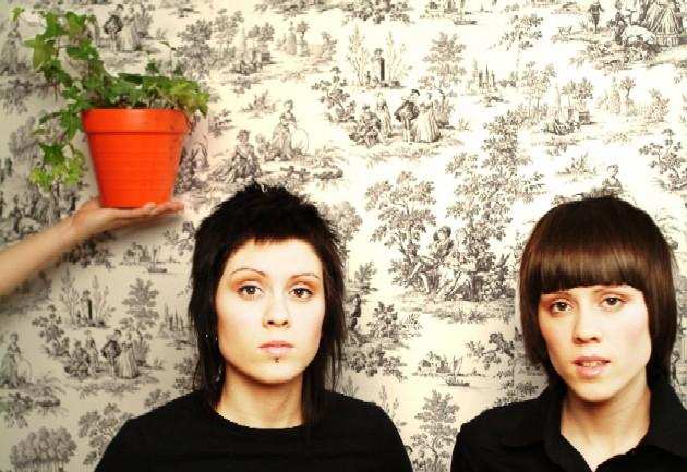 Tegan And Sara – Die reizenden Quin-Zwillinge beim Fotoshooting. – über Dinge, die schon zehn Jahre zurückliegen...