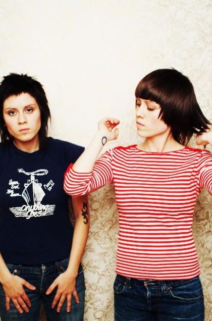 Tegan And Sara – Die reizenden Quin-Zwillinge beim Fotoshooting. – Während Tegan lange Gespräche liebt...