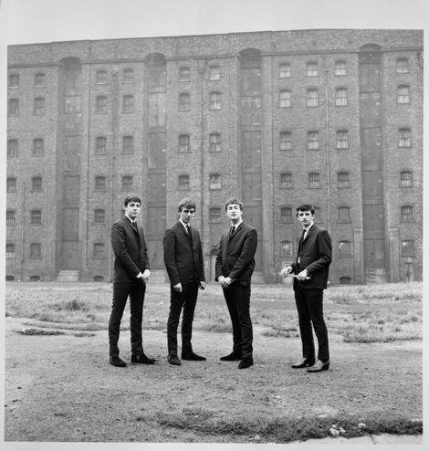 The Beatles – Zehn Pressefotos der Jungs aus Liverpool. – And then the fireman rushes in