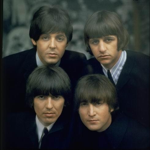 The Beatles – Zehn Pressefotos der Jungs aus Liverpool. – from the pouring rain, very strange.
