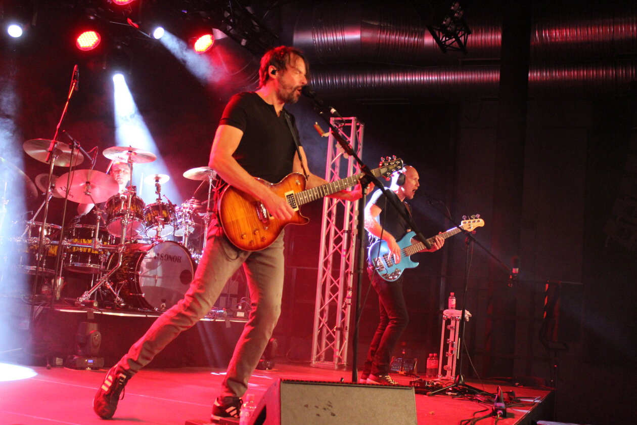 The Pineapple Thief – Am 26.10.2021 spielte die britische Artrock-Formation um Ex-Steven Wilson Schlagzeuger Gavin Harrison ein fast normales Konzert in außergewöhnlichen Zeiten. 2 G macht's möglich. Zwei Stunden lang begeisterte die Gruppe um Sänger und Gitarrist Bruce Soord mit einem Karriere umspannenden Mix. – Energy from the UK.