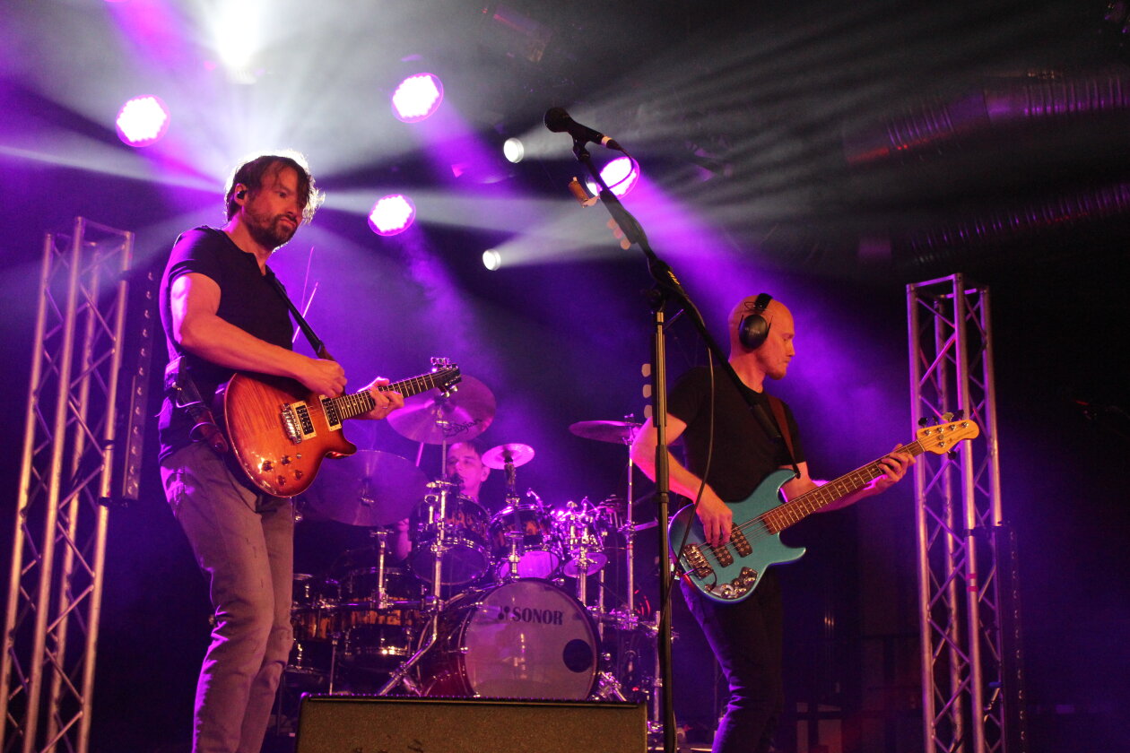 The Pineapple Thief – Am 26.10.2021 spielte die britische Artrock-Formation um Ex-Steven Wilson Schlagzeuger Gavin Harrison ein fast normales Konzert in außergewöhnlichen Zeiten. 2 G macht's möglich. Zwei Stunden lang begeisterte die Gruppe um Sänger und Gitarrist Bruce Soord mit einem Karriere umspannenden Mix. – Frontmann und Rhythmus-Einheit.
