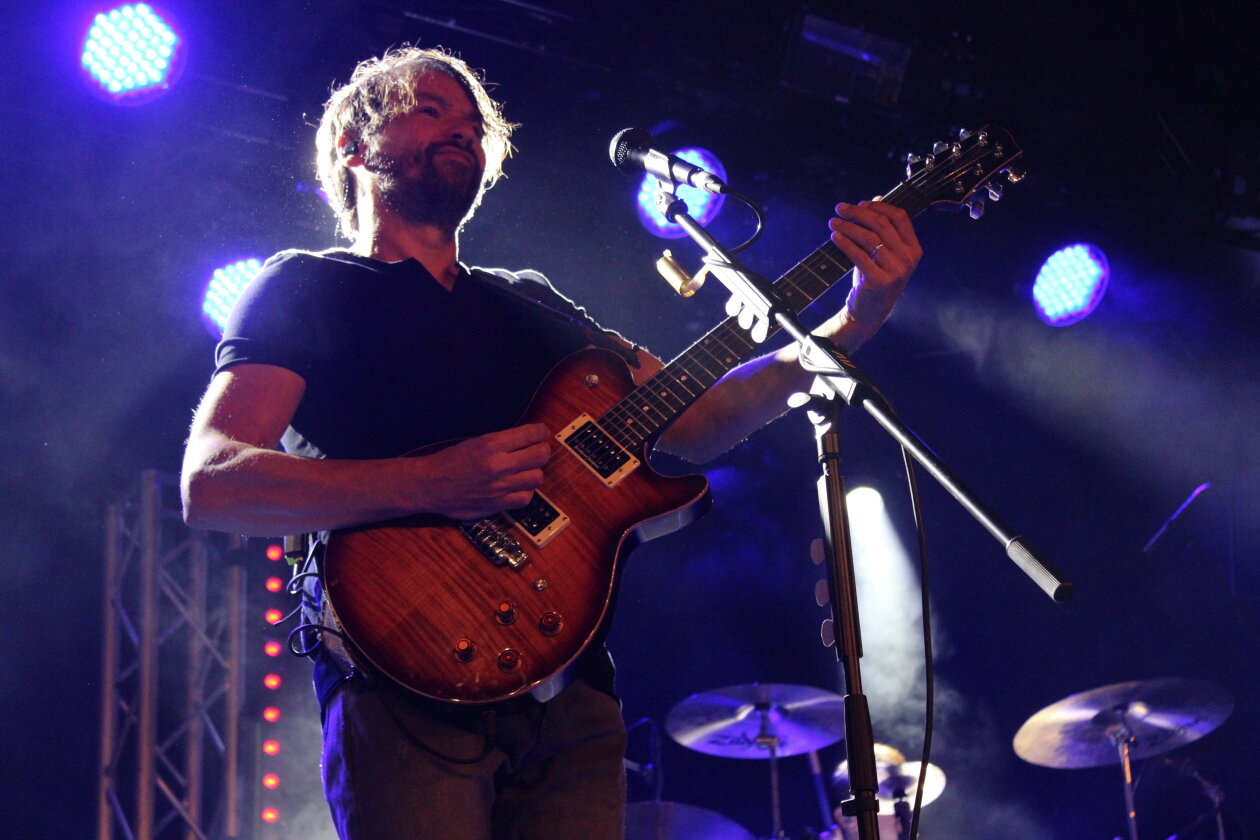 The Pineapple Thief – Am 26.10.2021 spielte die britische Artrock-Formation um Ex-Steven Wilson Schlagzeuger Gavin Harrison ein fast normales Konzert in außergewöhnlichen Zeiten. 2 G macht's möglich. Zwei Stunden lang begeisterte die Gruppe um Sänger und Gitarrist Bruce Soord mit einem Karriere umspannenden Mix. – Soord hat sichtbar gute Laune.