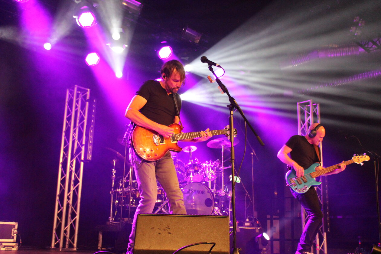 The Pineapple Thief – Am 26.10.2021 spielte die britische Artrock-Formation um Ex-Steven Wilson Schlagzeuger Gavin Harrison ein fast normales Konzert in außergewöhnlichen Zeiten. 2 G macht's möglich. Zwei Stunden lang begeisterte die Gruppe um Sänger und Gitarrist Bruce Soord mit einem Karriere umspannenden Mix. – Soord und Sykes in Aktion.
