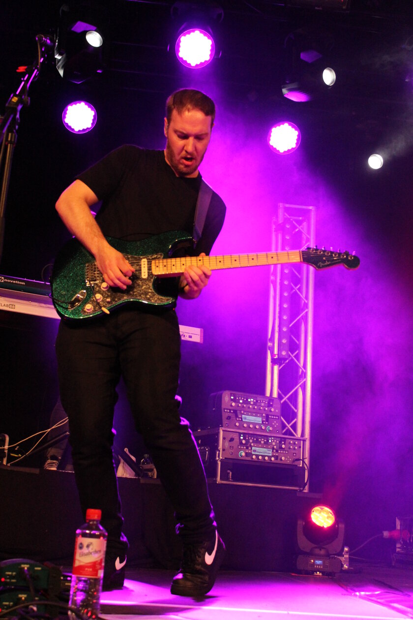 The Pineapple Thief – Am 26.10.2021 spielte die britische Artrock-Formation um Ex-Steven Wilson Schlagzeuger Gavin Harrison ein fast normales Konzert in außergewöhnlichen Zeiten. 2 G macht's möglich. Zwei Stunden lang begeisterte die Gruppe um Sänger und Gitarrist Bruce Soord mit einem Karriere umspannenden Mix. – Soords Sidekick an der Gitarre ergänzt die Band Live zum Quintett.