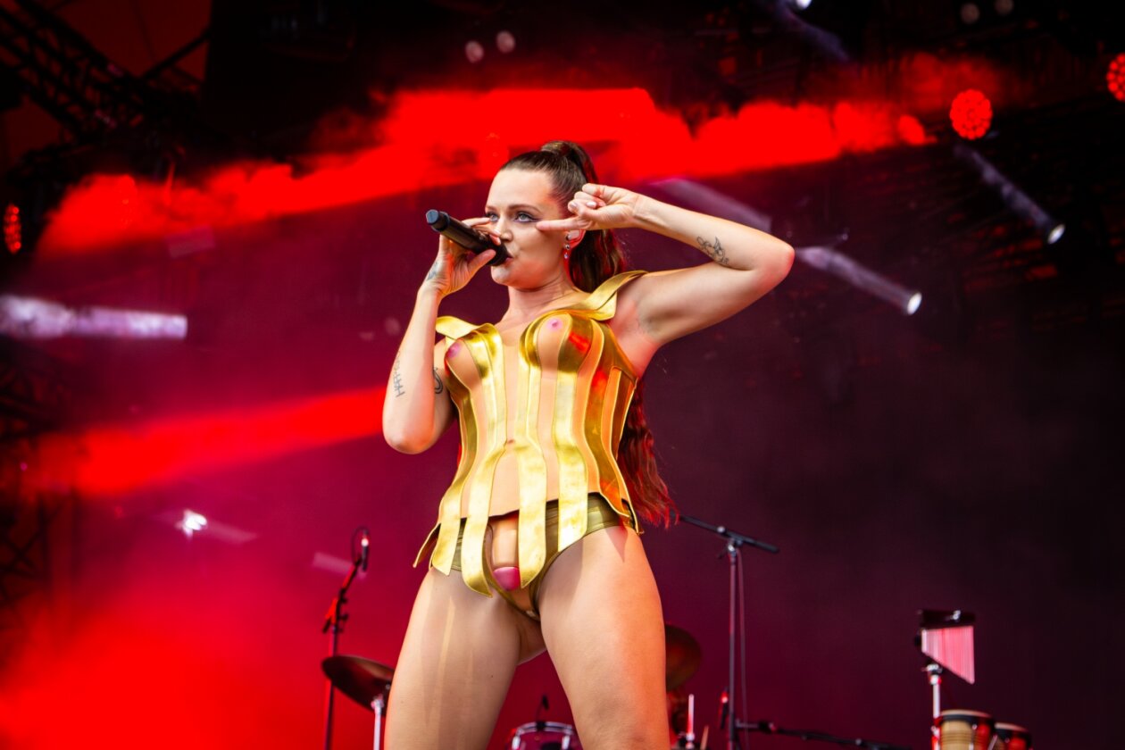 Schwedens Superstar auf der Orange Stage. – Tove Lo auf Roskilde.