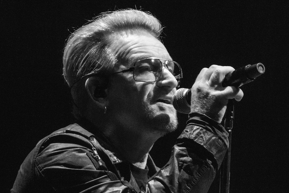 U2 – Vier Mal spielen die irischen Superstars 2015 in der Hauptstadt. – Bono am Mic.