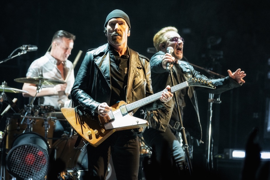 U2 – Vier Mal spielen die irischen Superstars 2015 in der Hauptstadt. – Mit "The Miracle (Of Joey Ramone)" gings los.